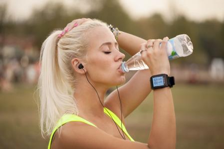 Qumo Smartwatch One,跟踪器,健身手镯,运动跟踪器,跑步女孩,饮用水（水平）