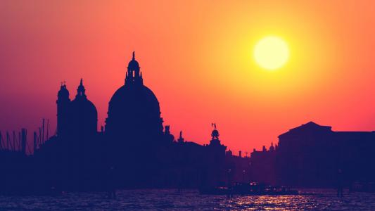 威尼斯圣玛丽亚德拉礼炮教堂的唯美日落