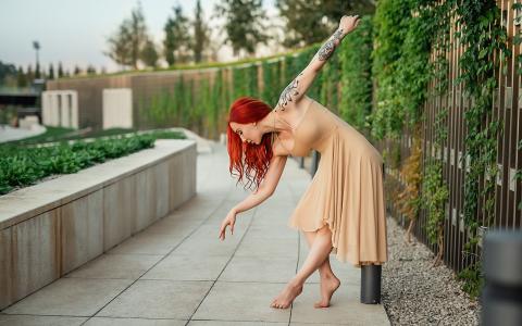 红发舞蹈家纹身造型写真