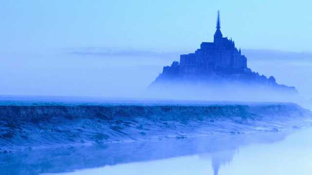 云雾里的城堡图片