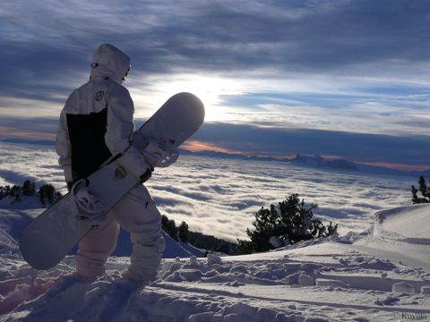 雪地里抱着滑雪板的人