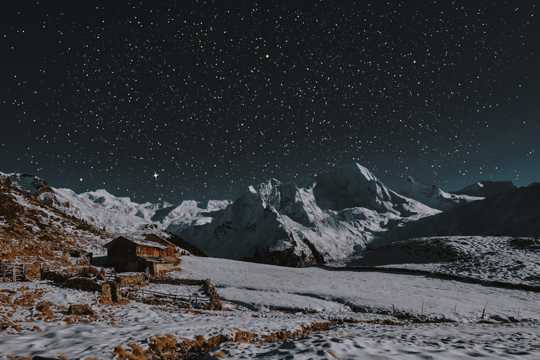夜色雪山上的夜空图片