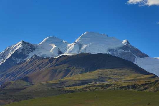 西藏念青唐古拉山峦景致