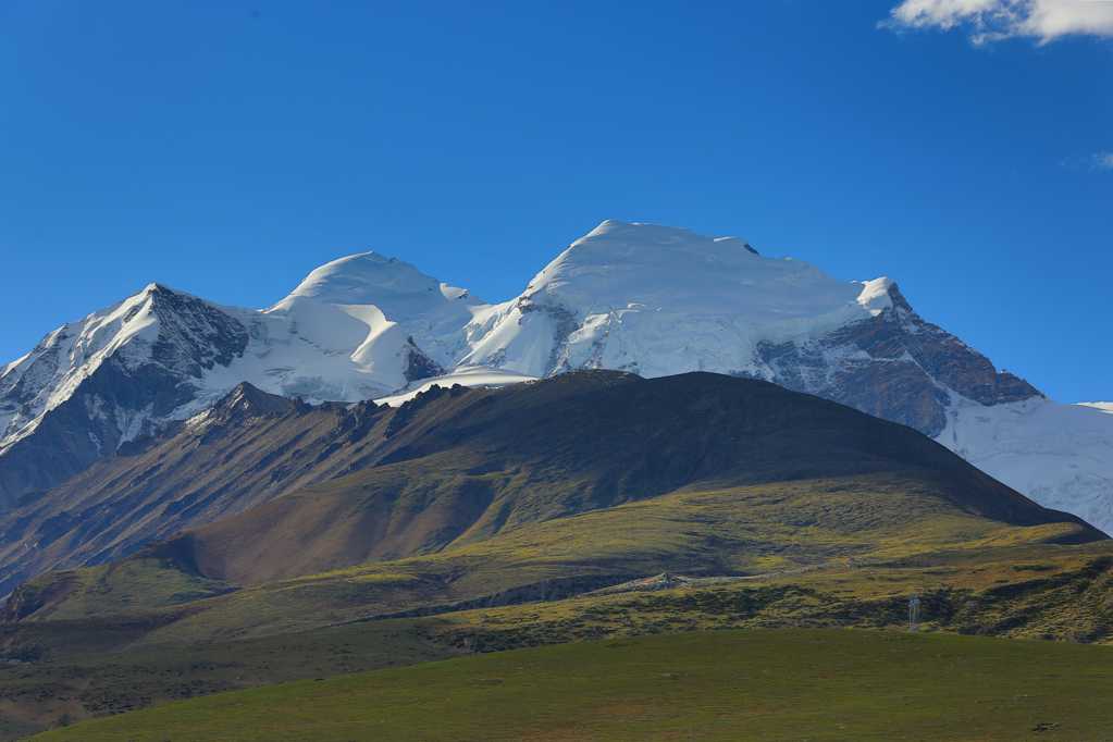 西藏念青唐古拉山峦景致