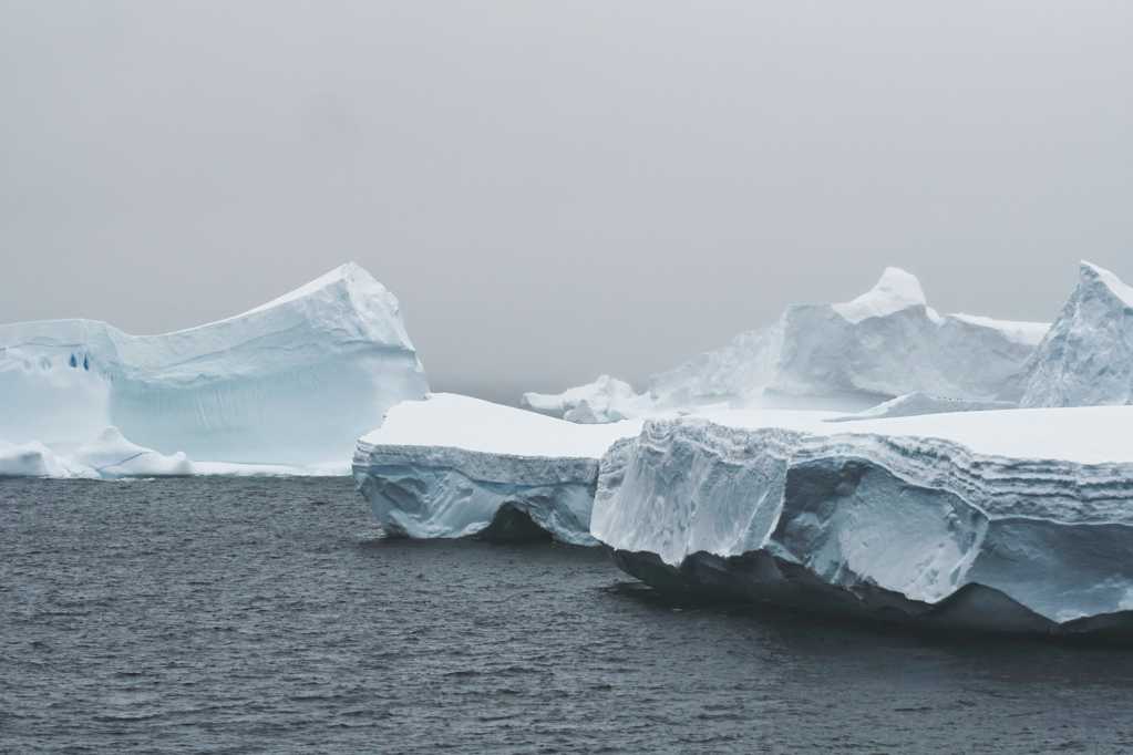 白色的冰川图片