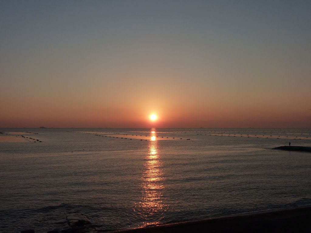 平静海平面落日光景图片