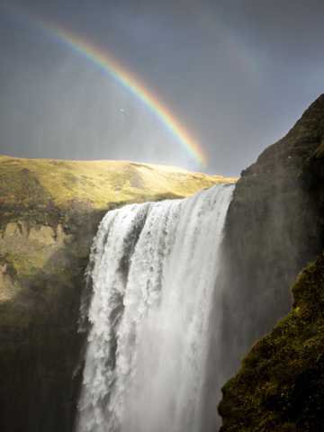 瀑布上的绮丽彩虹