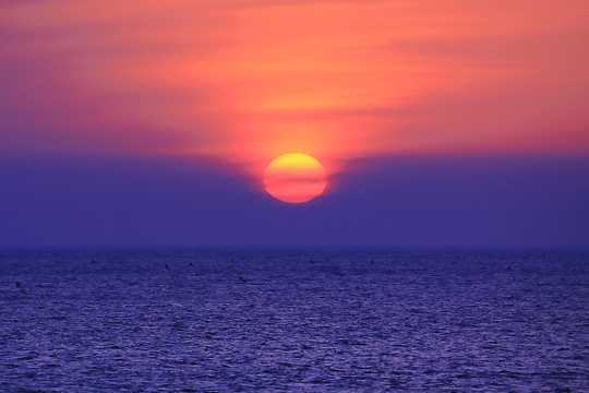 海洋夕阳落山日落图片
