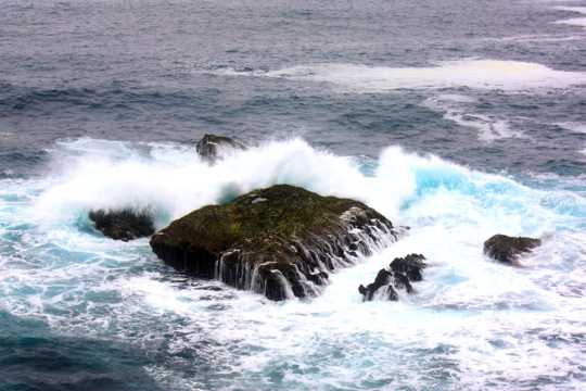 海浪击石的图片