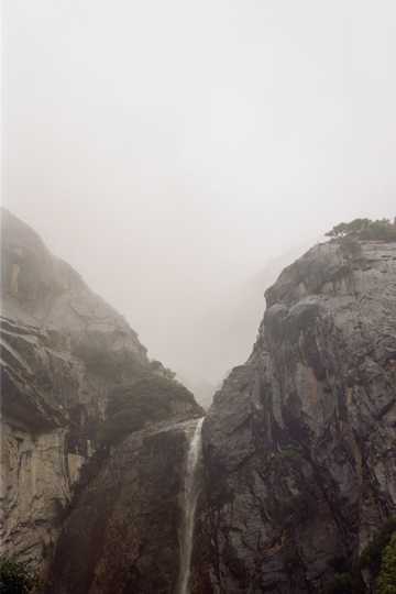 高山的小瀑布图片