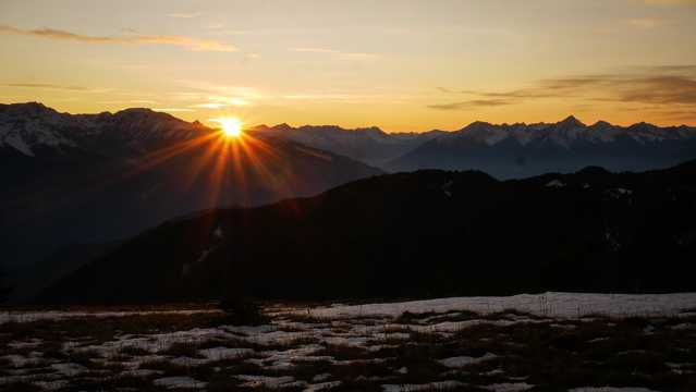 冬日山顶残阳景观图片