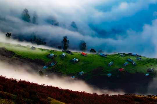 伊朗云雾笼罩的山林景观