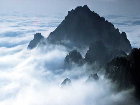 山峰云海景观图片