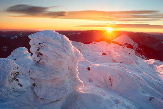 冬天雪山日出景观图片