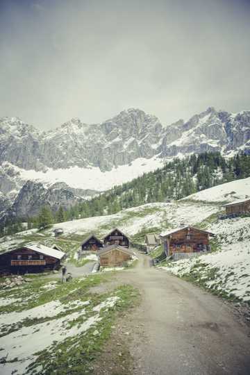 雪山下的小村庄图片