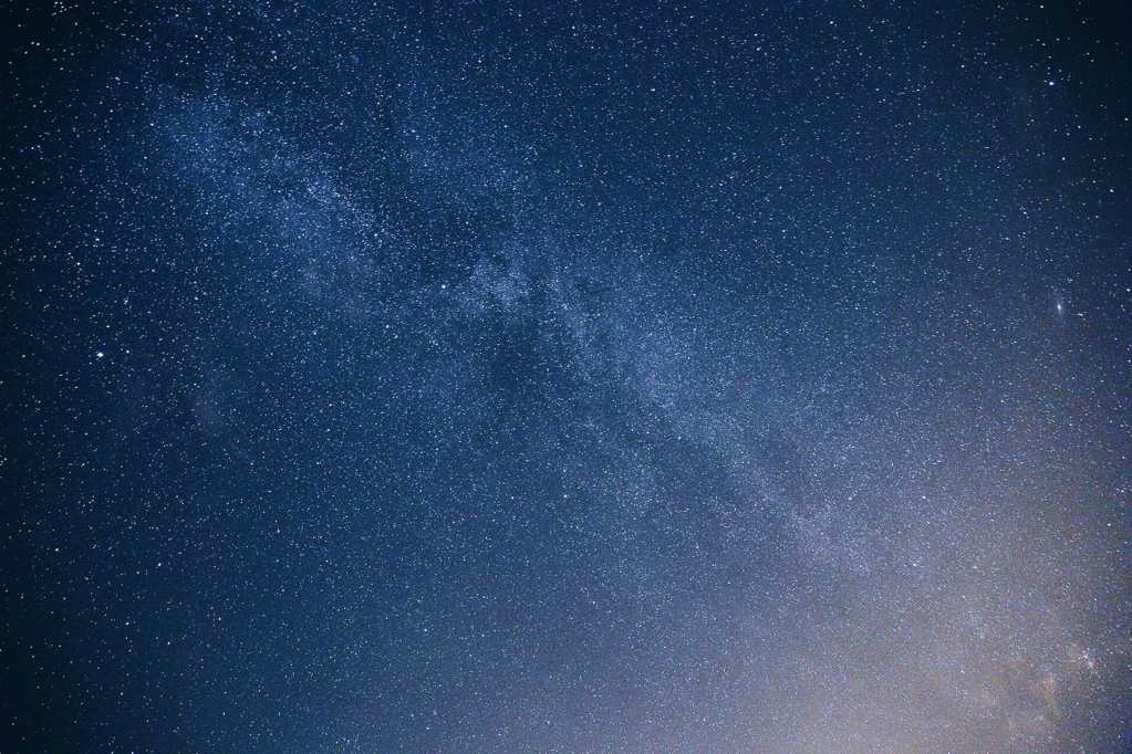 广大的夜空银河景物图片