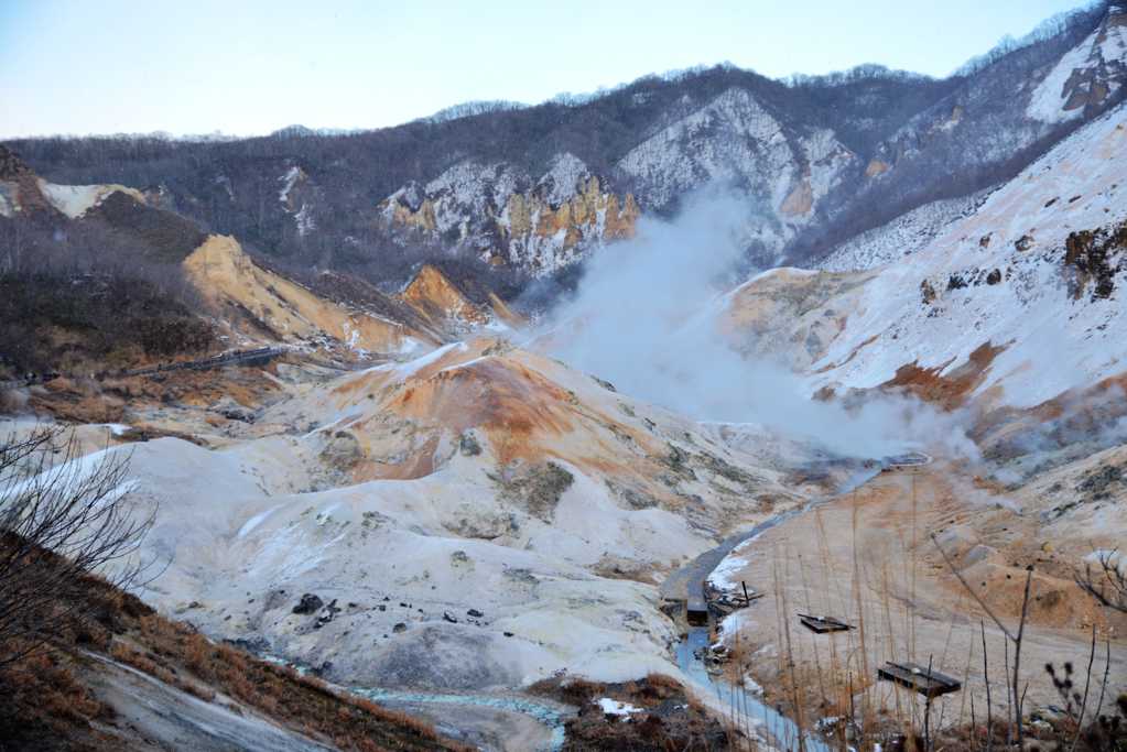 千沟万壑的日本北海道地狱谷图片