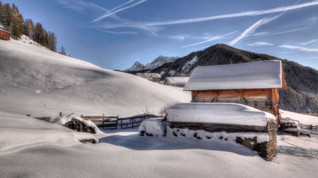 雪中小木屋景象图片
