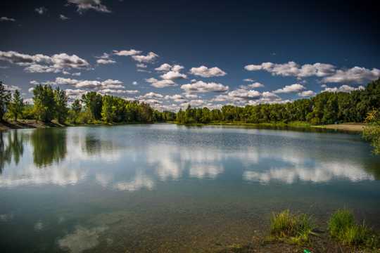 蓝天下湖水景观图片