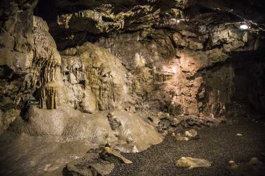 探险石头洞穴图片