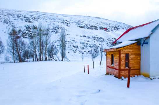 冬日雪地木屋图片