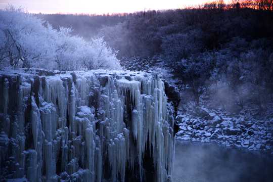 黑龙江吊水楼冰瀑布景色图片