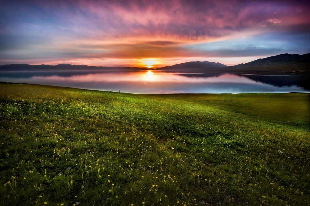 风光秀丽的新疆赛里木湖图片