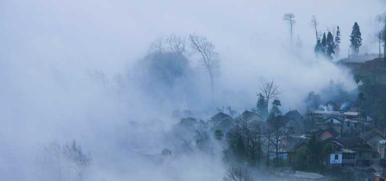 晨雾笼罩的村庄