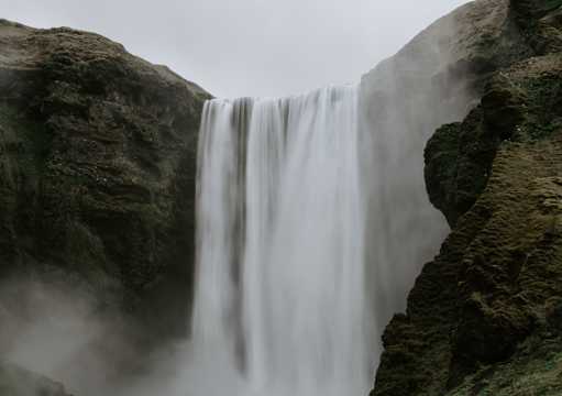 磅礴的山川瀑布图片
