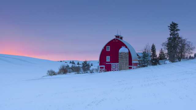 恬静的雪中小屋图片