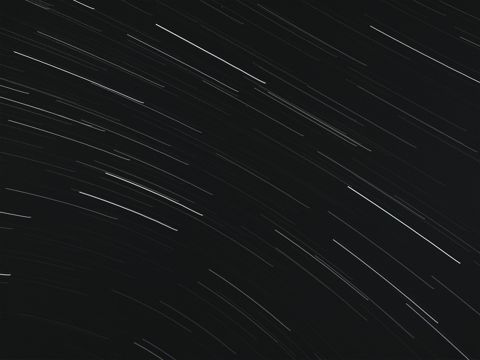 流星划过的夜空图片