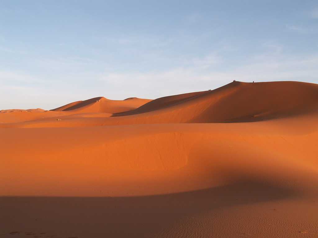 广阔无垠的沙漠图片