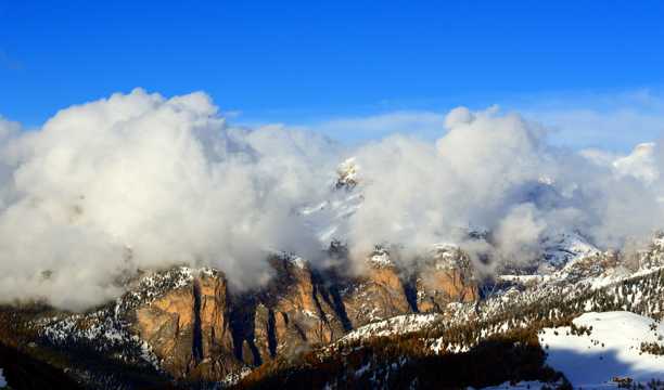 云雾缭绕的南蒂罗尔冬天景观图片