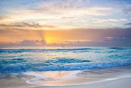 沙滩浪潮朝阳图片