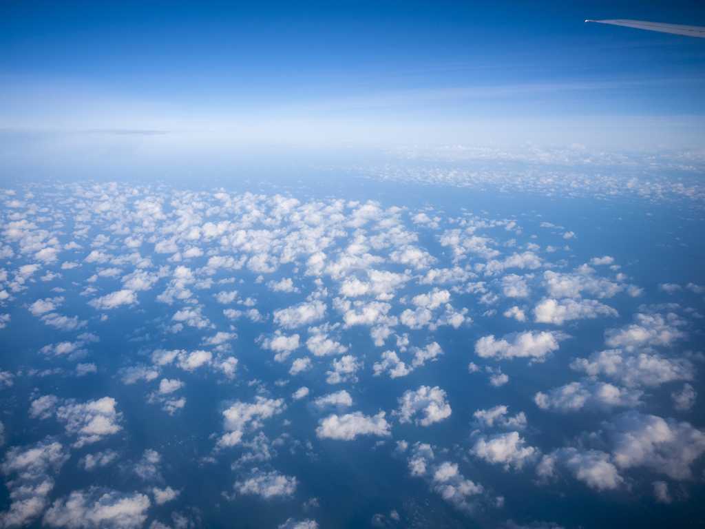 蓝色天空下的云海