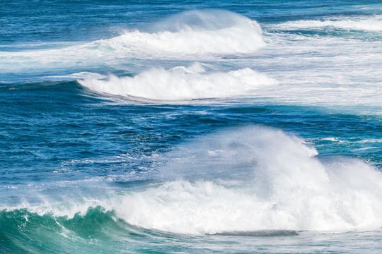 翻腾的海洋巨浪图片