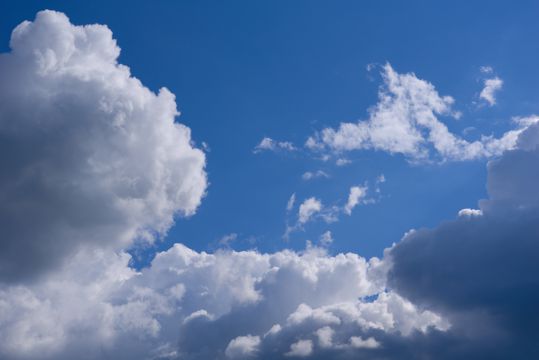 蓝天云层飘云景观图片