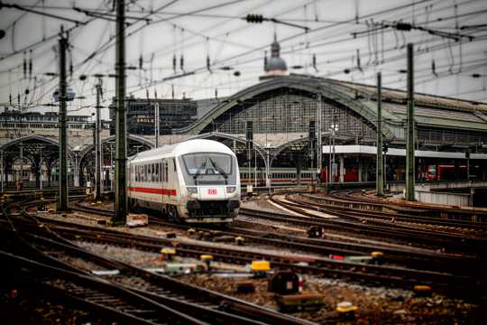 德国科隆火车站铁轨景观图片