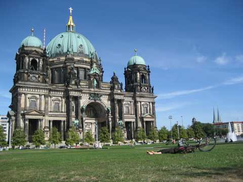 庄严别致的德国柏林大教堂图片