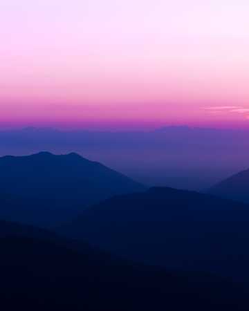 紫霞笼罩的山林景观