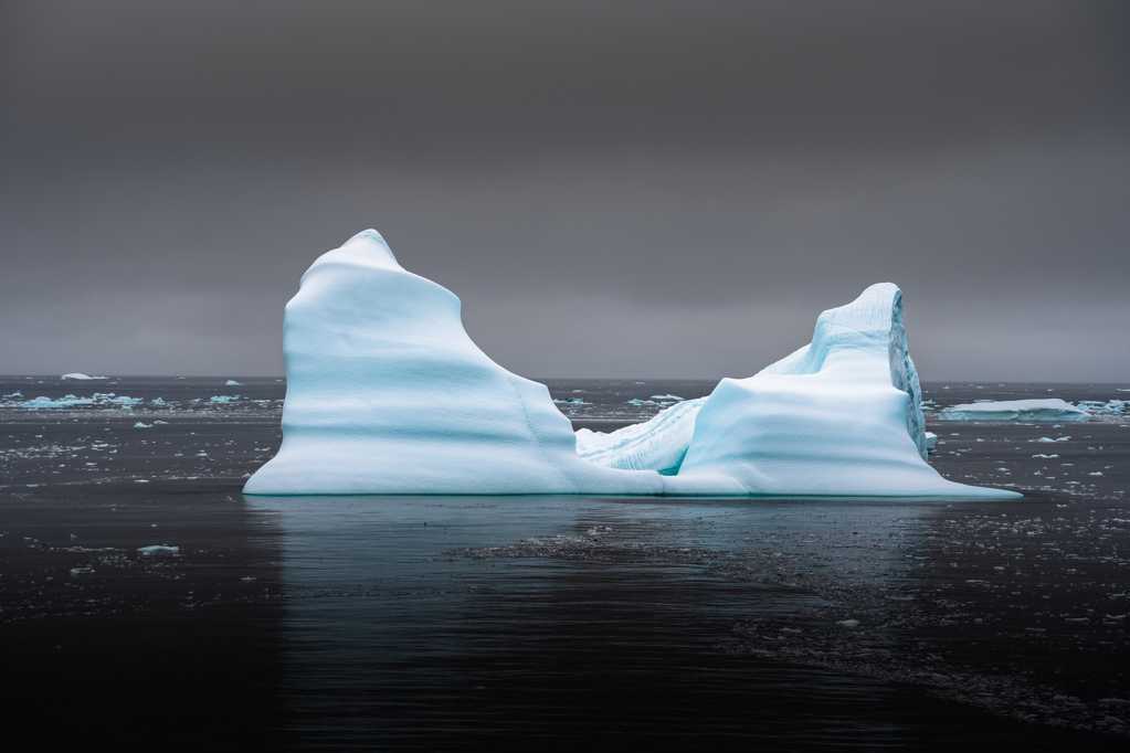 水面冰山景致图片