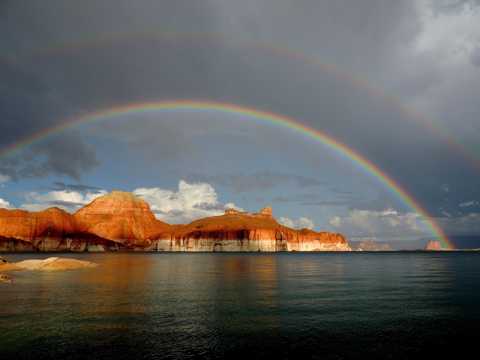 鲍威尔湖上的彩虹图片