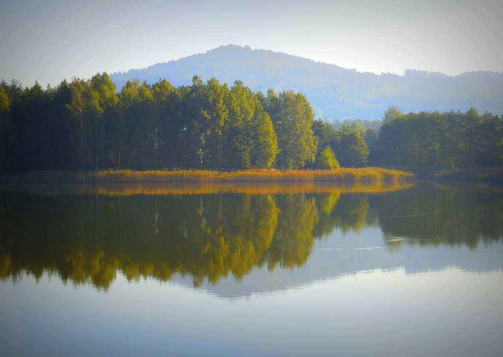 秋日静谧的湖泊