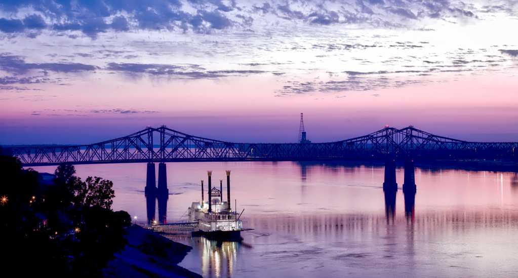 黄昏下的密西西比河图片