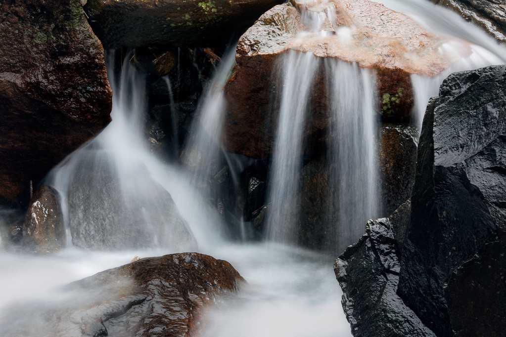 石头上的溪流瀑布
