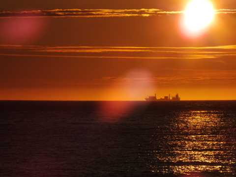 夕阳海洋火烧云拍摄图片