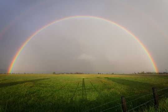 天空中艳丽的彩虹自然风光图片