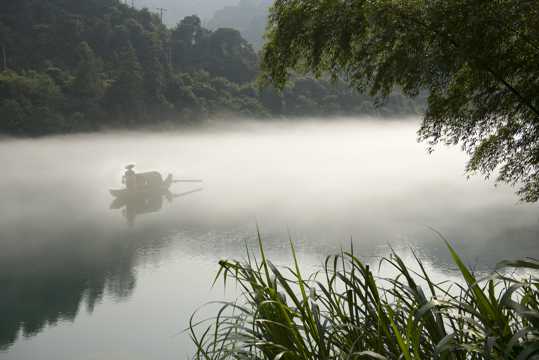 雾漫小东江自然风光图片