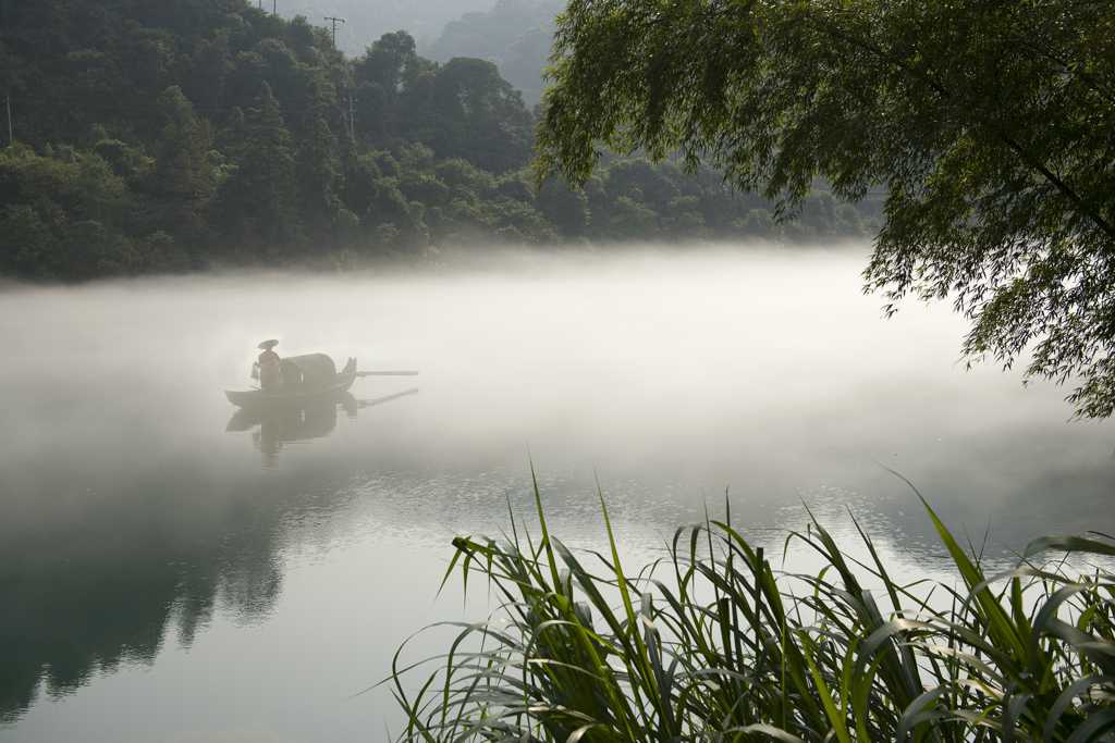 雾漫小东江自然风光图片