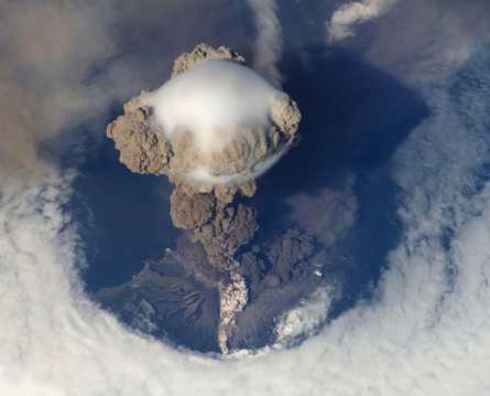 火山爆发俯视图
